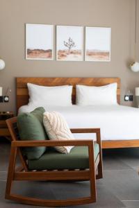 巴亚尔塔港San Trópico Boutique Hotel & Peaceful Escape的一间卧室配有一张大床和椅子