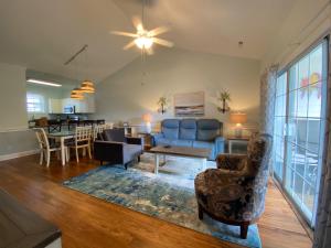 默特尔比奇马格诺利娅普安特棕榈度假别墅的客厅配有沙发、椅子和桌子
