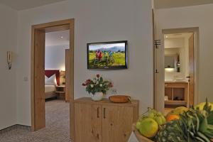 费尔兹姆斯雪儿科夫公寓酒店的客厅设有壁挂式电视,客人可以骑车