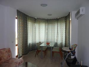 金沙Riviera Sea VillageApartments Golden sands的客厅配有桌椅