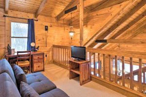 McGaheysvilleCozy Owl Lodge Cabin - Relax or Get Adventurous!的一间位于小屋内带电视的客厅