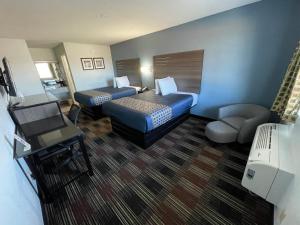 甘特斯维尔湖滨汽车旅馆的酒店客房配有两张床和一张书桌