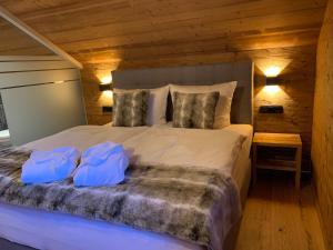 圣加伦基希Chalet RelaxAlp Garfrescha的一间卧室配有一张大床和两个枕头