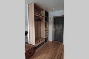 巴尔维Teatra street apartment的一间空房间,配有衣柜和木地板