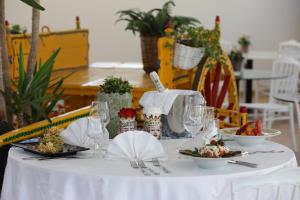 兰佩杜萨Agriturismo Resort Costa House的一张白色桌子,上面放着食物板