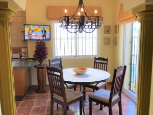 EsteponaVilla Majestic的厨房以及带桌椅的用餐室。