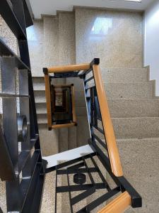 蒙福特·德·莱蒙斯Hotel Condes De Lemos España的一套带木栏杆的楼梯