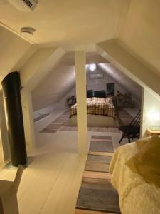 凯尔赛迈基Guesthouse Kärsämäki的阁楼间配有一张床,卧室配有一张床铺。