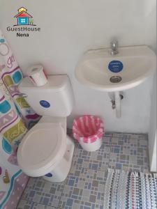 莫约加尔帕Guest House Nena的浴室配有白色卫生间和盥洗盆。