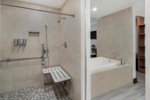 克莱蒙特Hotel Casa 425 + Lounge, A Four Sisters Inn的浴室配有浴缸、淋浴和长凳