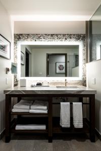 塞奎姆7 Cedars Hotel & Casino的一间带水槽和大镜子的浴室