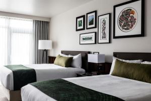 塞奎姆7 Cedars Hotel & Casino的酒店客房设有两张床和窗户。