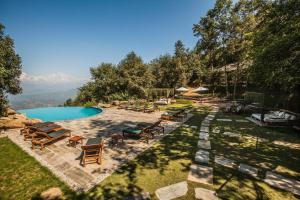 图利凯尔德瓦里卡之度假酒店 - 杜利克尔的享有带躺椅的游泳池的空中景致