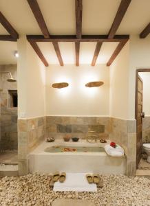 图利凯尔德瓦里卡之度假酒店 - 杜利克尔的一间大浴室,地板上配有带鞋的浴缸