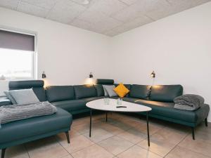 布拉万德8 person holiday home in Bl vand的客厅配有沙发和桌子