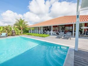简蒂埃尔Luxurious Villa in Jan Thiel with Pool的房屋前的游泳池