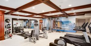 Ayres Hotel Costa Mesa Newport Beach的健身中心和/或健身设施