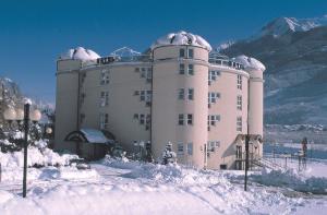 奥斯塔依托意雷都诺德酒店的一座大建筑,上面有雪