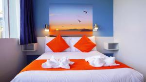 霍巴特海滨洛奇汽车旅馆的一间卧室配有带毛巾的床