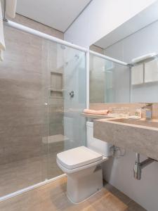 圣保罗Hotel Pousada Pacaembu的带淋浴、卫生间和盥洗盆的浴室