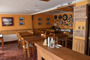 纳塔列斯港Asói Hostal的用餐室配有木桌和椅子