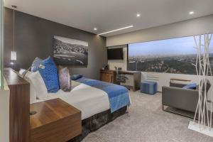 墨西哥城InterContinental Presidente Mexico City, an IHG Hotel的酒店客房设有一张大床和一张书桌。