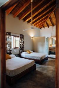 拉斯特拉纳斯君悦厄尔尼诺巴拉塔酒店的一间带两张床的卧室和一间浴室