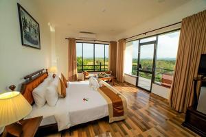 达瓦拉维桑陶里亚维尔德酒店的一间卧室设有一张大床和一个大窗户