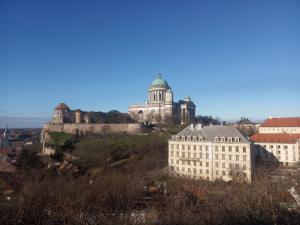 艾斯特根Esztergom Central的一座建在山顶的建筑,一座城堡