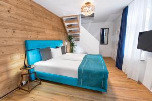 班贝格温伯酒店的一间卧室设有蓝色的床和木墙