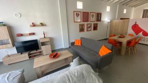 帕特雷Patras Romeο House的带沙发、电视和桌子的客厅