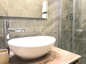 米兰梅克酒店的浴室配有白色水槽和淋浴。