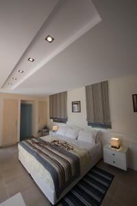 卡拉马塔曼提尼亚湾酒店的一间卧室,卧室内配有一张大床