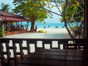 丽贝岛Chareena Beachside的享有海滩和水中船只的景色