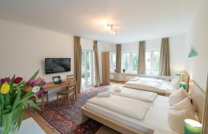 慕尼黑好眠经济型旅馆的酒店客房配有两张床和一张书桌