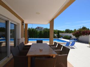 拉马丽娜Superb villa for large families with large pool in San Fulgencio的一个带桌椅的庭院和一个游泳池