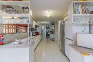 拉莫西拉鹏旅馆的厨房设有长长的走廊,配有冰箱