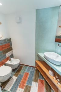 滨海波利尼亚诺Echi di Puglia Marsento的浴室设有2个卫生间和镜子