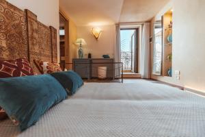 滨海波利尼亚诺Echi di Puglia Marsento的一间卧室设有一张大床和一个窗户。