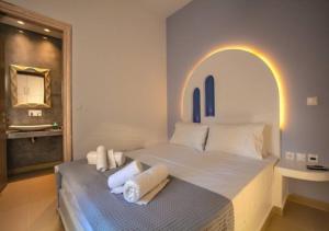 佩里沃罗DAFNES VILLA 1 Private Pool的一间带一张床的卧室和一间带镜子的浴室