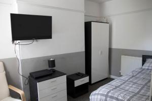 克利索普斯Bursar Street 19的卧室配有一张床和壁挂式平面电视。