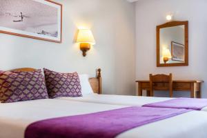 卡拉达沃Inturotel Azul Garden的一间卧室配有一张带紫色床单和镜子的床