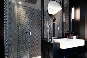 巴黎Maison ELLE Paris的带淋浴、盥洗盆和镜子的浴室