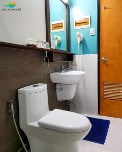 爱妮岛Sea Cocoon Hotel的一间带卫生间和水槽的浴室