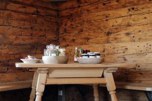 阿维兰奥Ferienwohnung Sonnenblume Nusserhof的一张木桌,上面放着两个碗