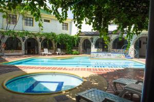 库库塔Hotel Chucarima的一座建筑物中央的游泳池