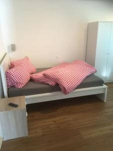 萨斯格伦德卡尔梅纳公寓的一张床上有两个枕头的房间