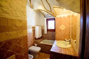 阿尔扎凯纳B&B Villa Aurora的浴室配有盥洗盆、卫生间和浴缸。