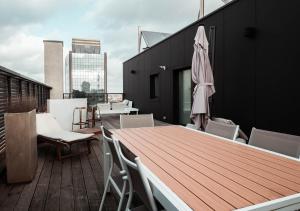 布鲁塞尔Smartflats Design - L42的屋顶上带木桌和椅子的庭院