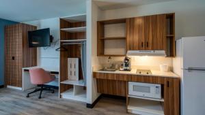 霍姆斯泰德Uptown Suites Extended Stay Miami FL – Homestead的厨房配有水槽和冰箱
